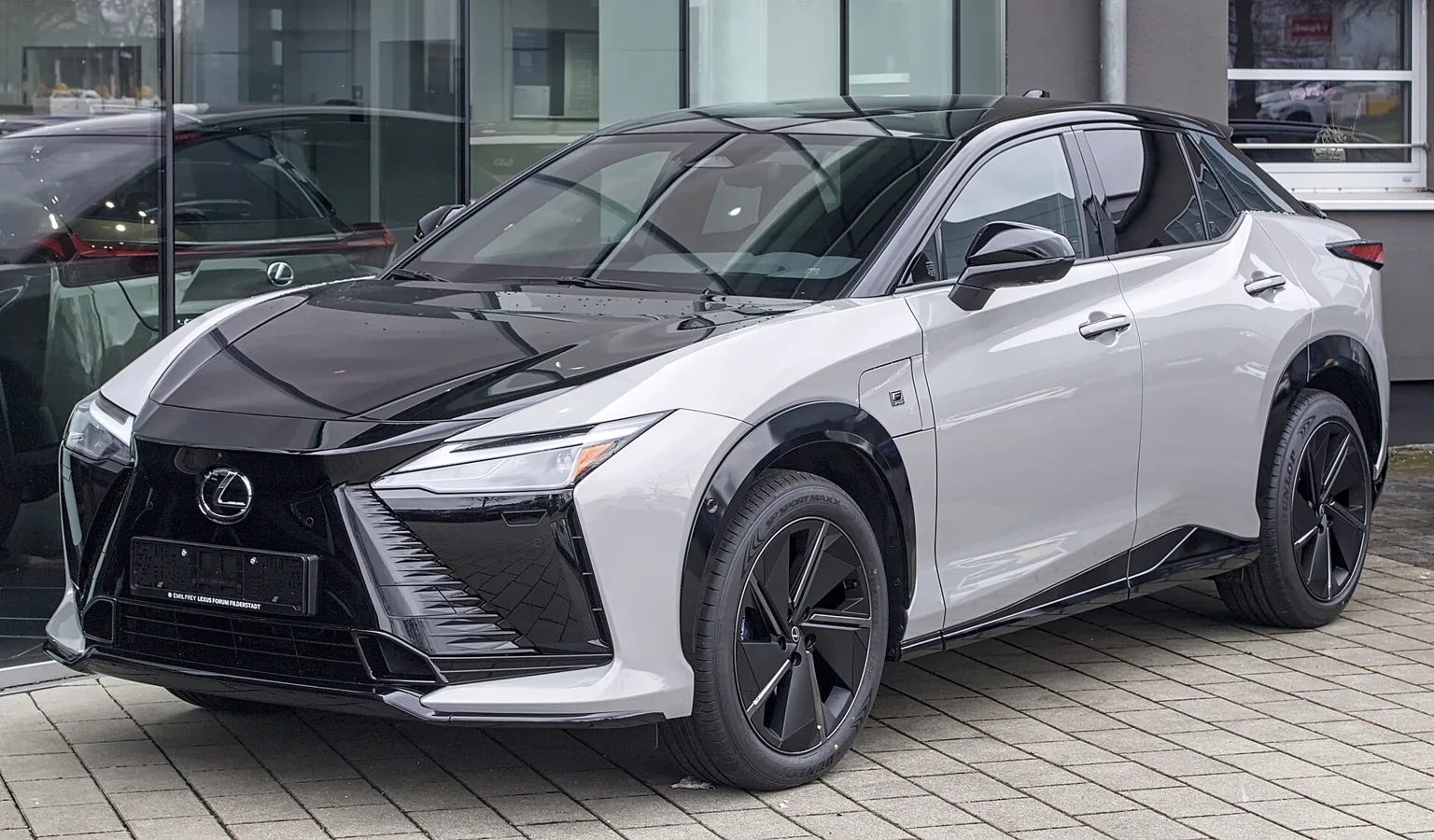 Modernizovaný Lexus RZ 550e v šedé barvě zepředu