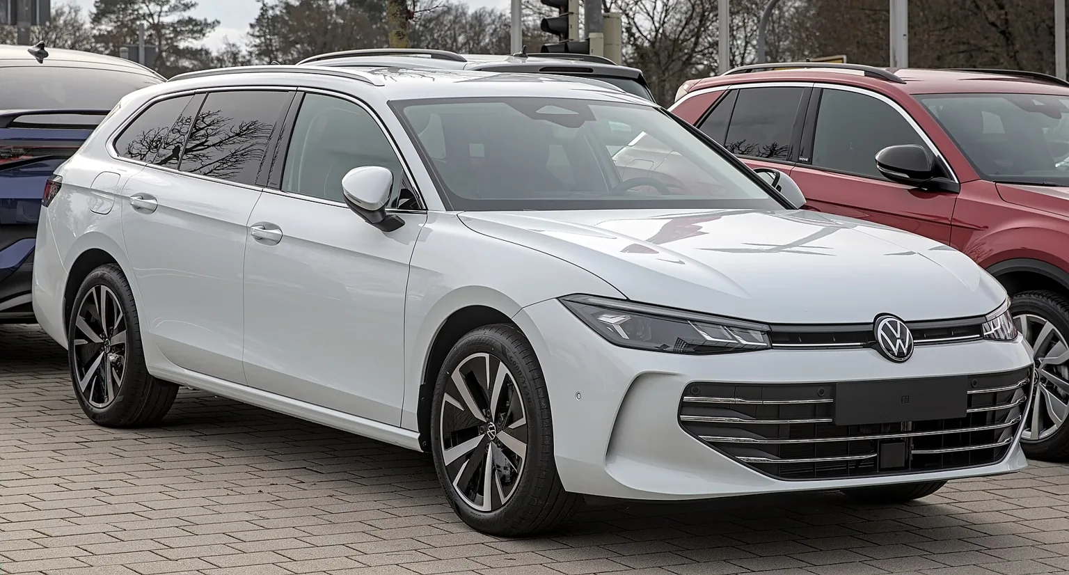 Bílý Volkswagen Passat Variant generace B9 při pohledu zepředu