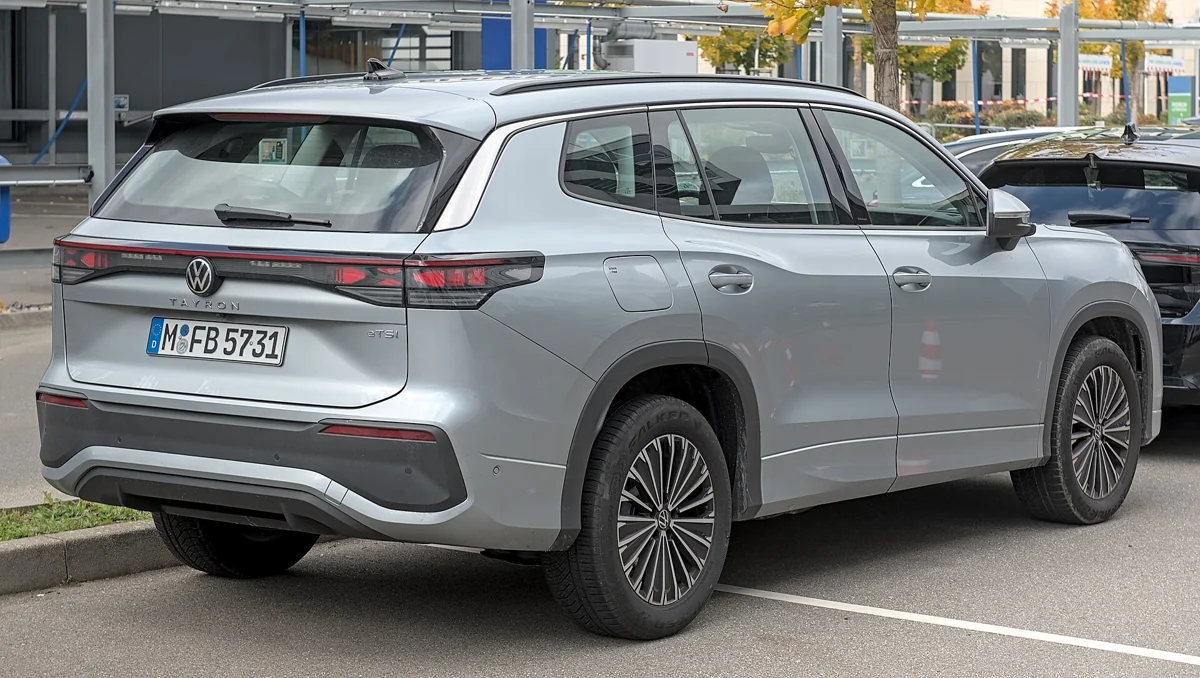 Šedý evropský Volkswagen Tayron druhé generace při pohledu zezadu