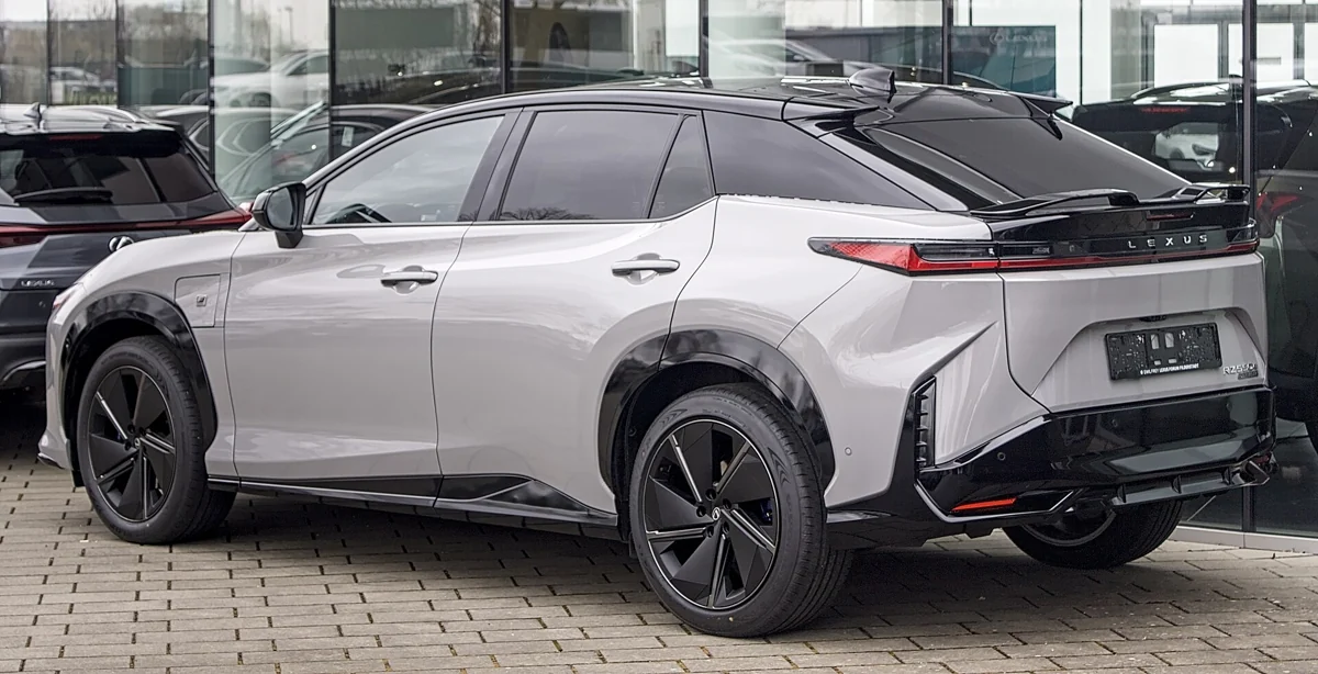 Modernizovaný Lexus RZ 550e při pohledu zezadu a z boku