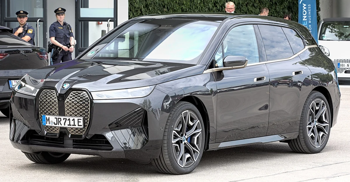 Šedé BMW iX v původním provedení při uvedení v roce 2021