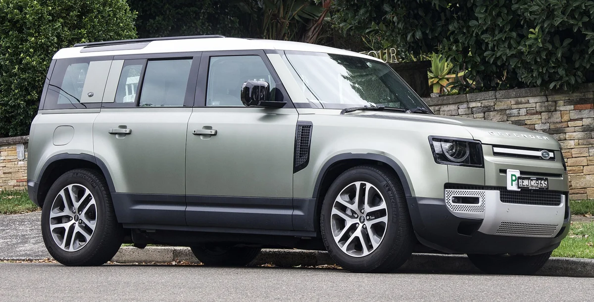 Zelený Land Rover Defender 110 L663 v původním provedení z roku 2020