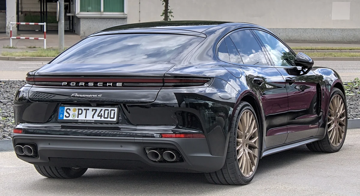 Tmavé Porsche Panamera třetí generace při pohledu zezadu