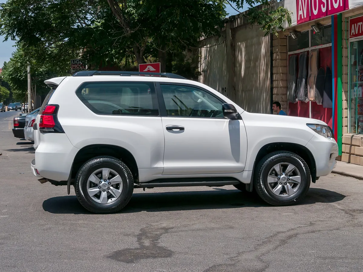 Stříbrná Toyota Land Cruiser předchozí řady J150