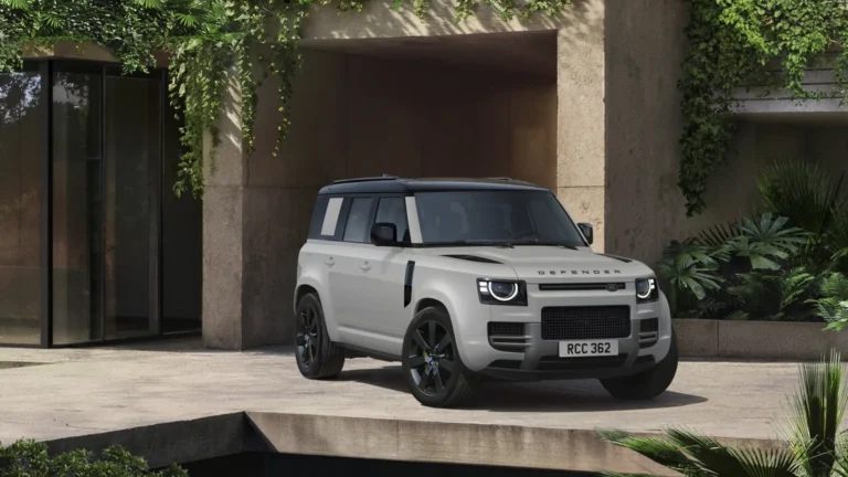 Šedý Land Rover Defender 110 v nové edici Vertex modelového roku 2027