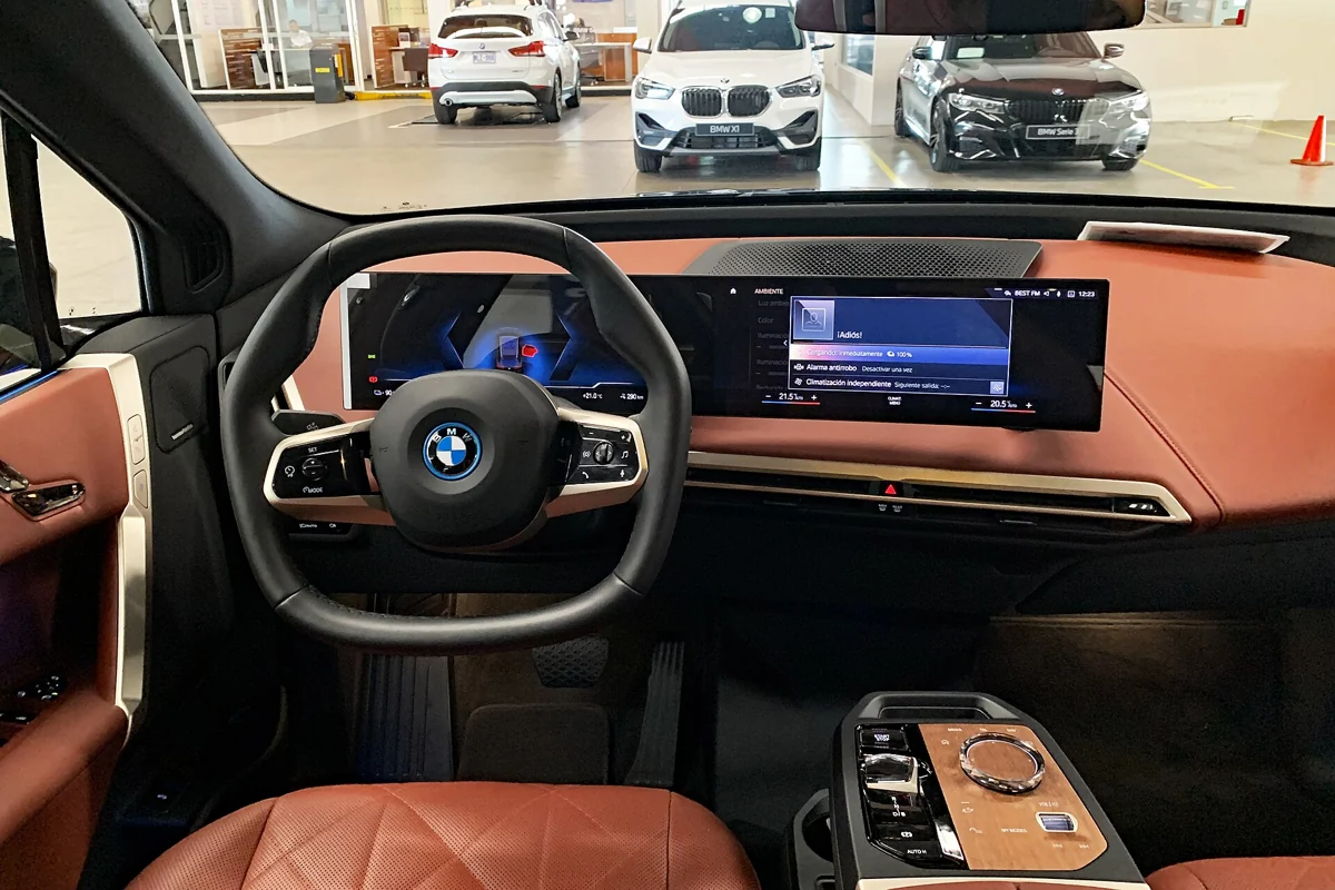 Palubní deska původního BMW iX před modernizací s dvojicí zakřivených displejů