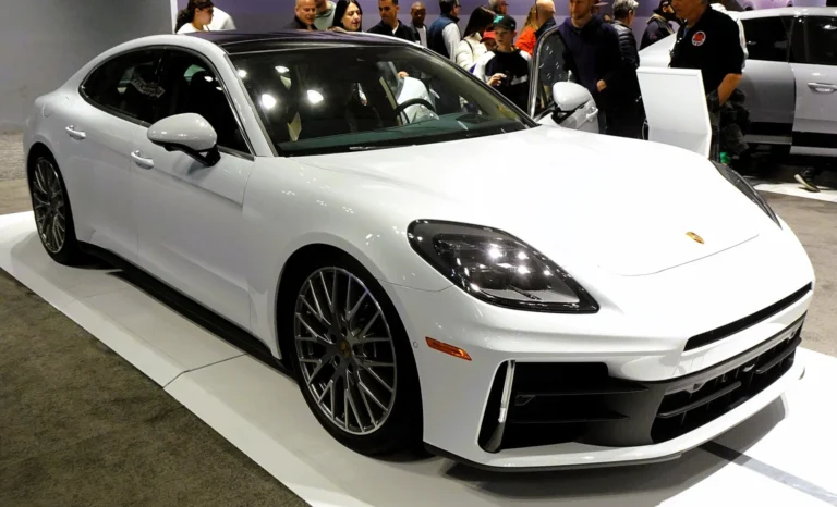Bílé Porsche Panamera třetí generace při pohledu zepředu