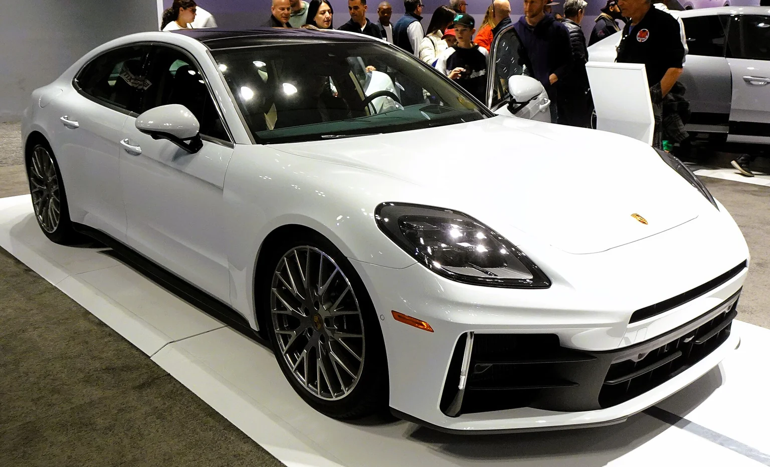 Bílé Porsche Panamera třetí generace při pohledu zepředu