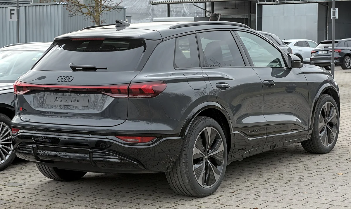Tmavé Audi Q6 e-tron SUV při pohledu zezadu