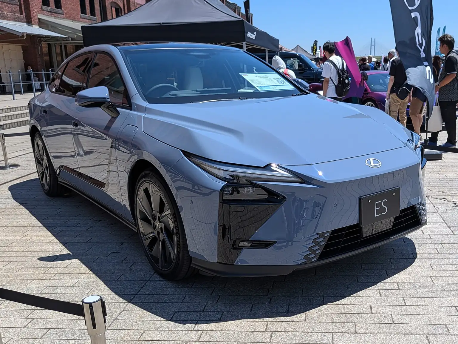 Šedý Lexus ES osmé generace při venkovním představení