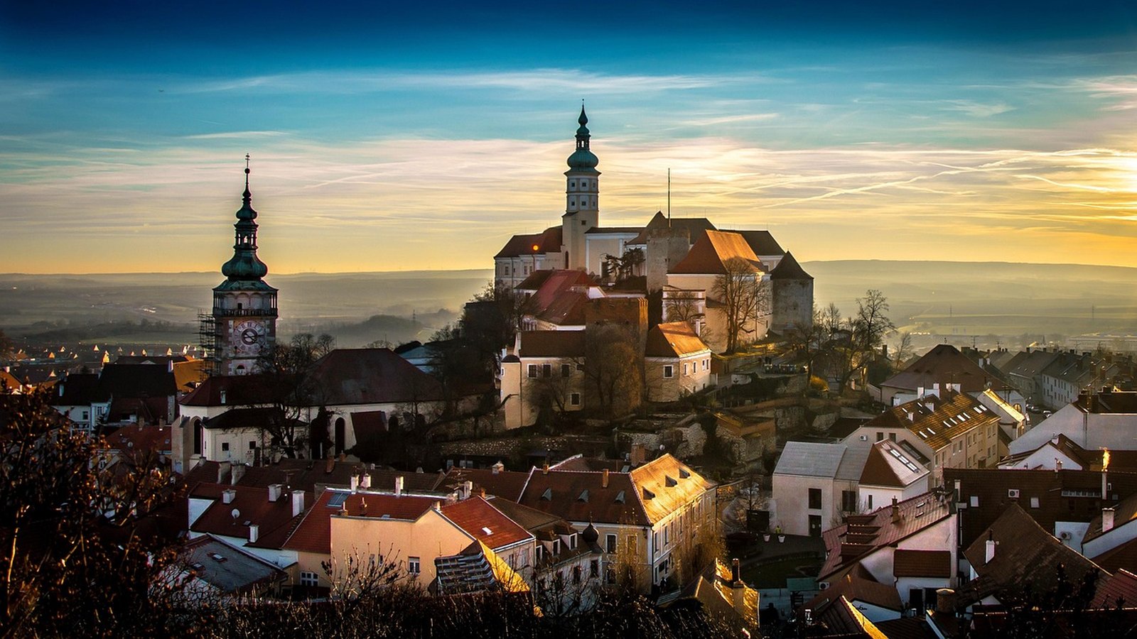 Mikulov se zámkem při západu slunce