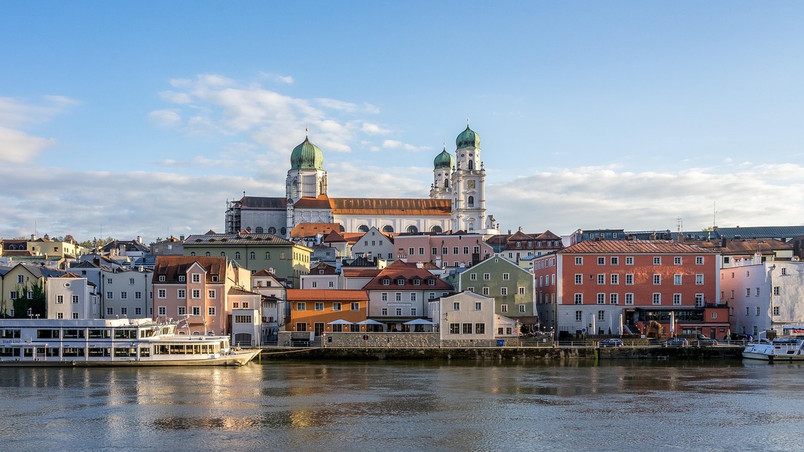 Pasov s katedrálou svatého Štěpána nad řekou