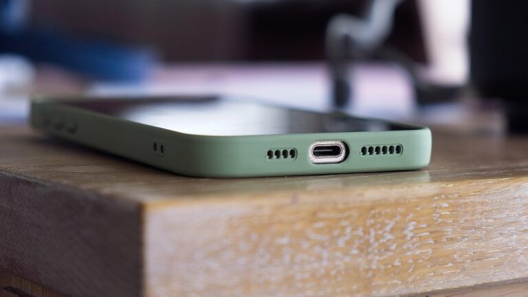 Chytrý telefon s nabíjecím konektorem USB-C