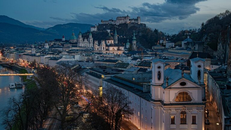 Večerní Salcburk s pevností Hohensalzburg nad starým městem