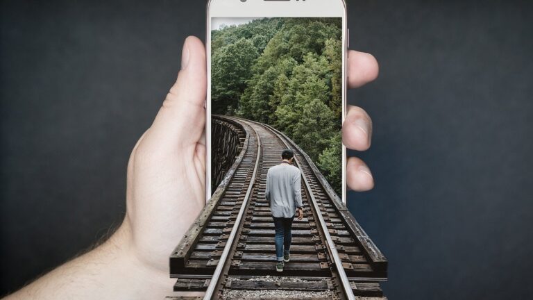 Ruka drží chytrý telefon