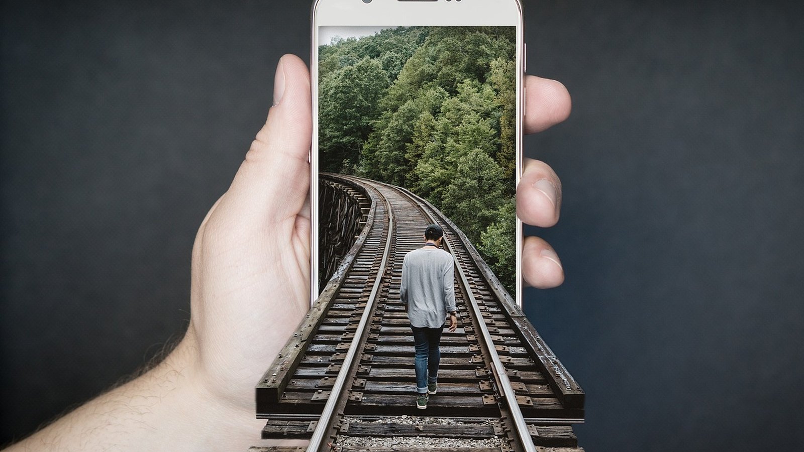 Ruka drží chytrý telefon