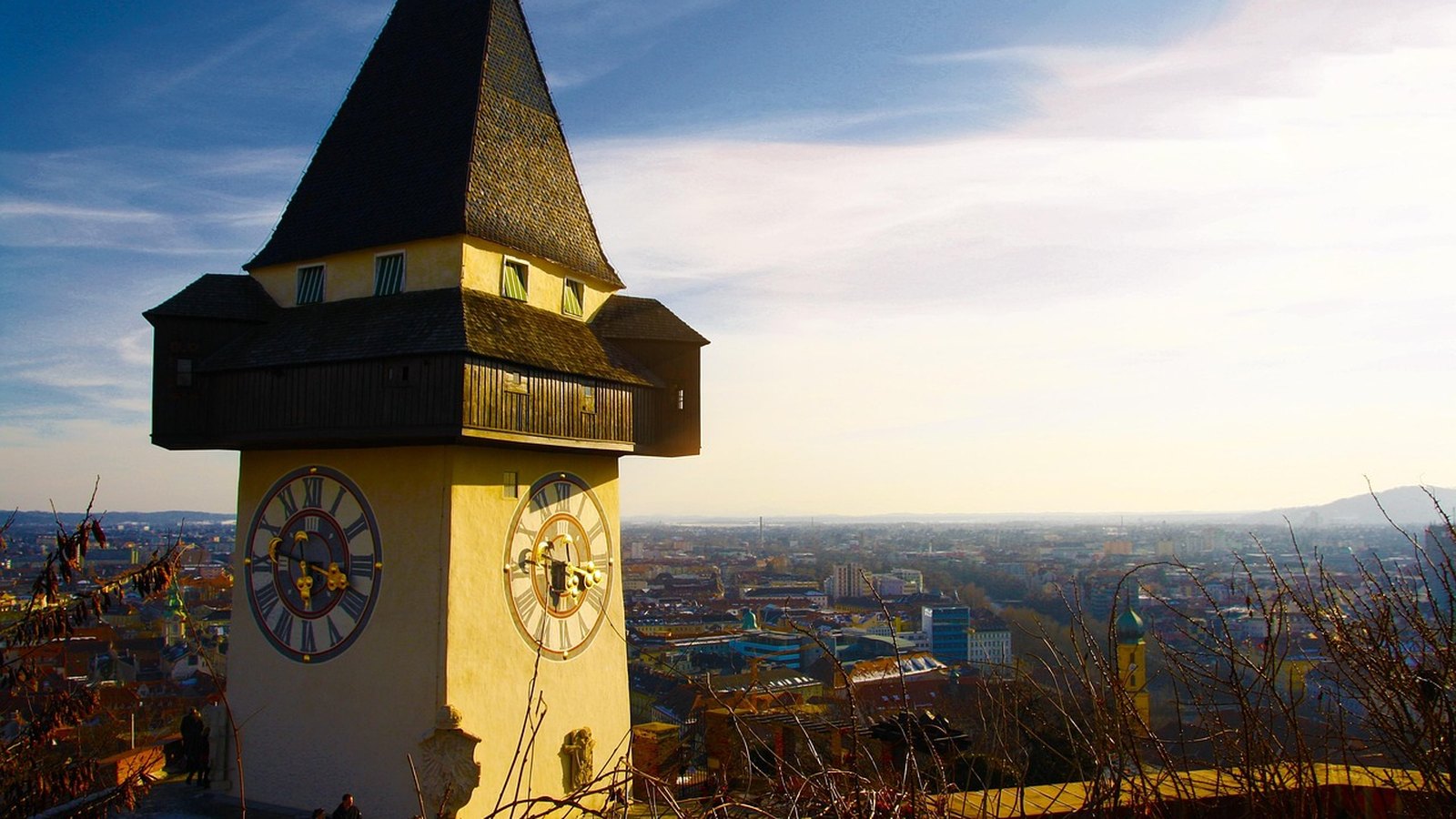 Hodinová věž na Schlossbergu nad střechami Štýrského Hradce