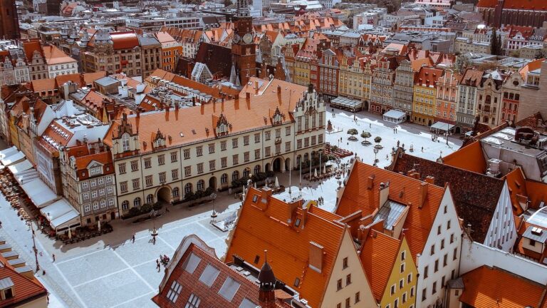 Pohled shora na Rynek ve Vratislavi s barevnými štíty domů