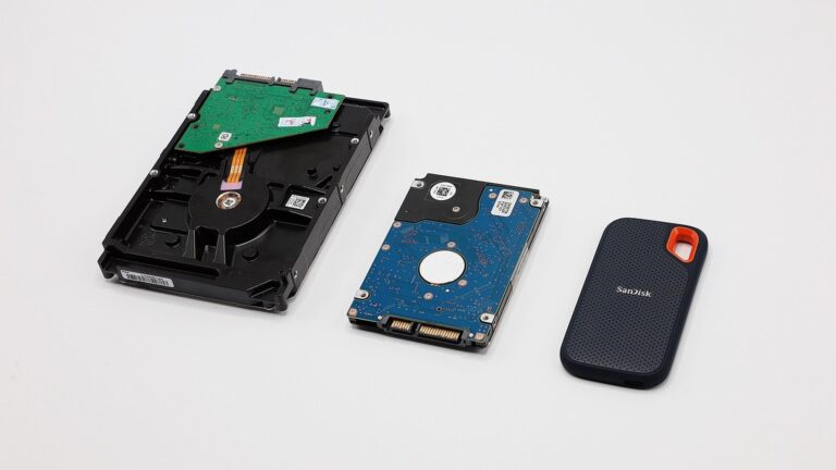Pevný disk, notebookový disk a externí SSD vedle sebe