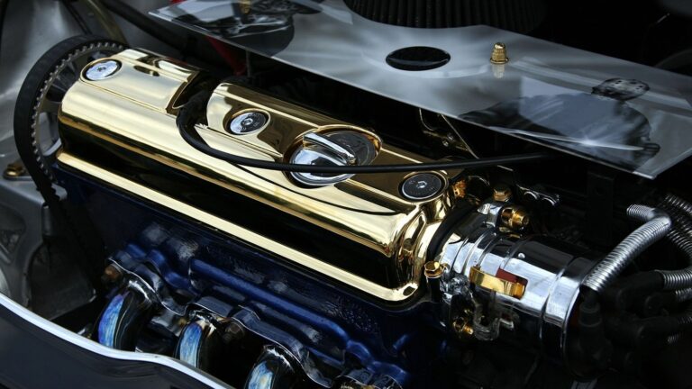 Detail motoru osobního auta s otevřenou kapotou