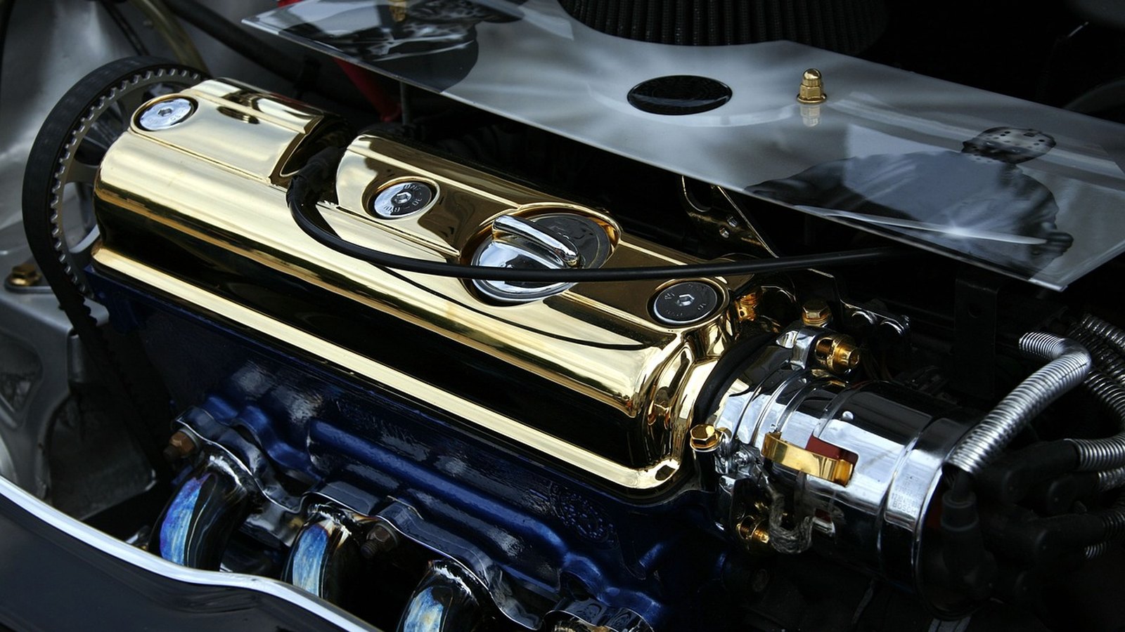 Detail motoru osobního auta s otevřenou kapotou